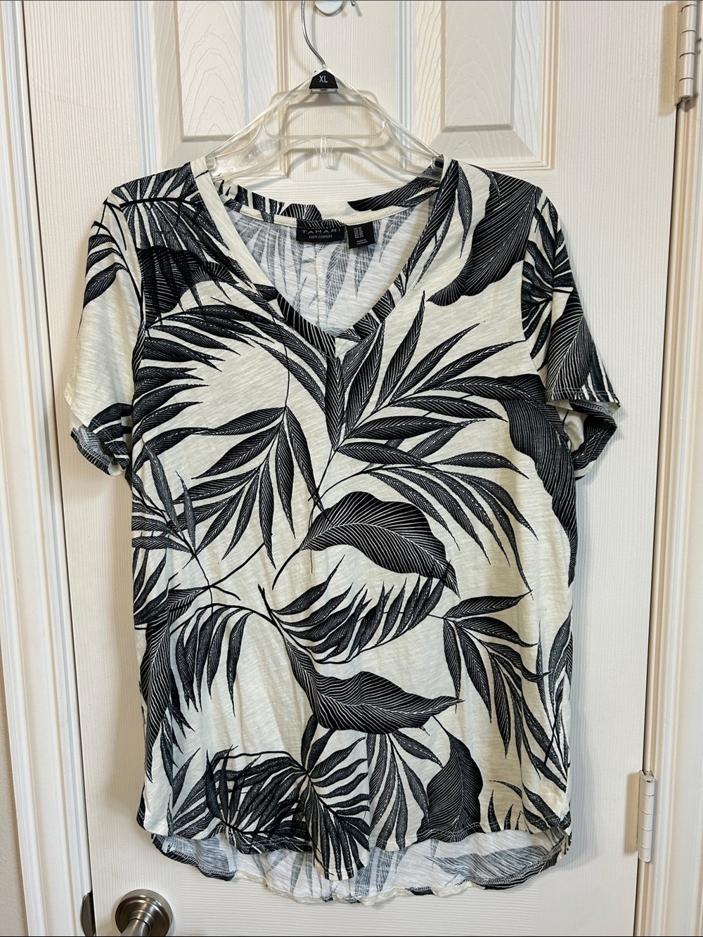 Tahari Black and White Palm-Print V-Neck Short Sleeve Tee